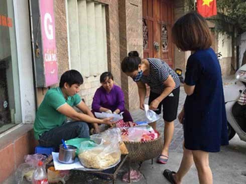 Cuộc sống vợ chồng anh bán xôi ở Hà Nội đảo lộn vì bị hiểu lầm kiếm được 100 triệu/ tháng