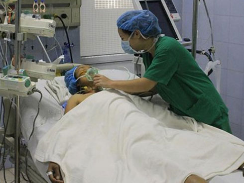 Bé gái 4 năm không mặc quần khiến bác sĩ kinh ngạc khi vừa vén váy lên-3