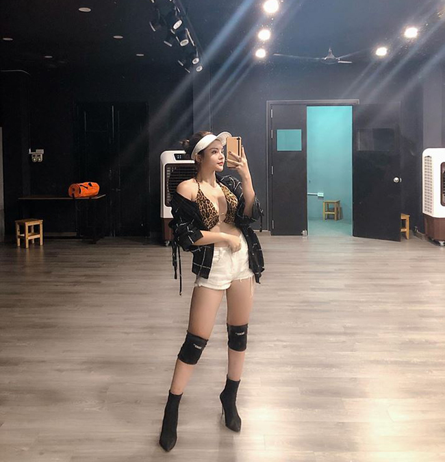 Hé lộ về 3 chân dài trên siêu xe cùng Quang Tèo diễu phố, náo loạn khu Cầu Giấy-12