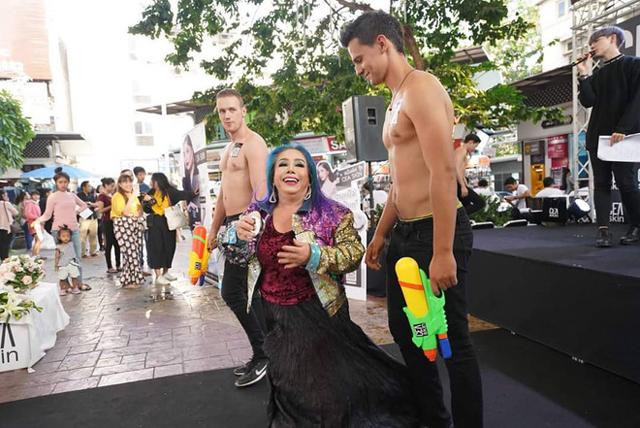 Sự thật ngã ngửa về nữ đại gia tuyển chồng yêu 28 lần/ngày: Không giàu có, livestream kiếm tiền-6