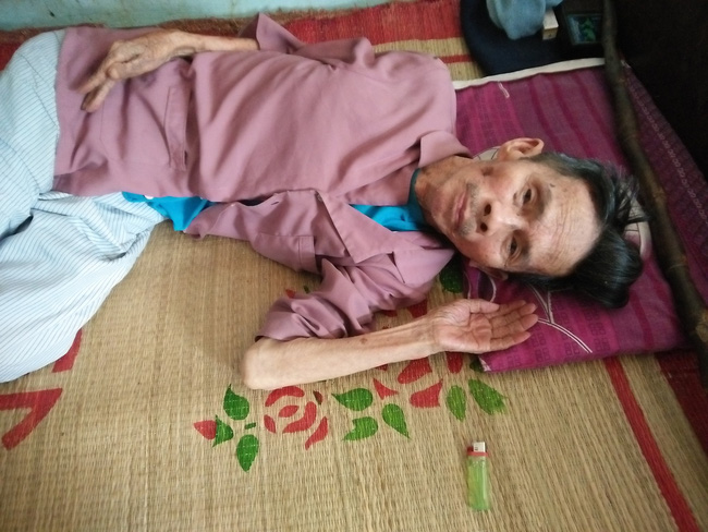 Cha già nằm một chỗ ngóng tin con gái bị lừa bán làm vợ xứ người suốt 22 năm trời-1