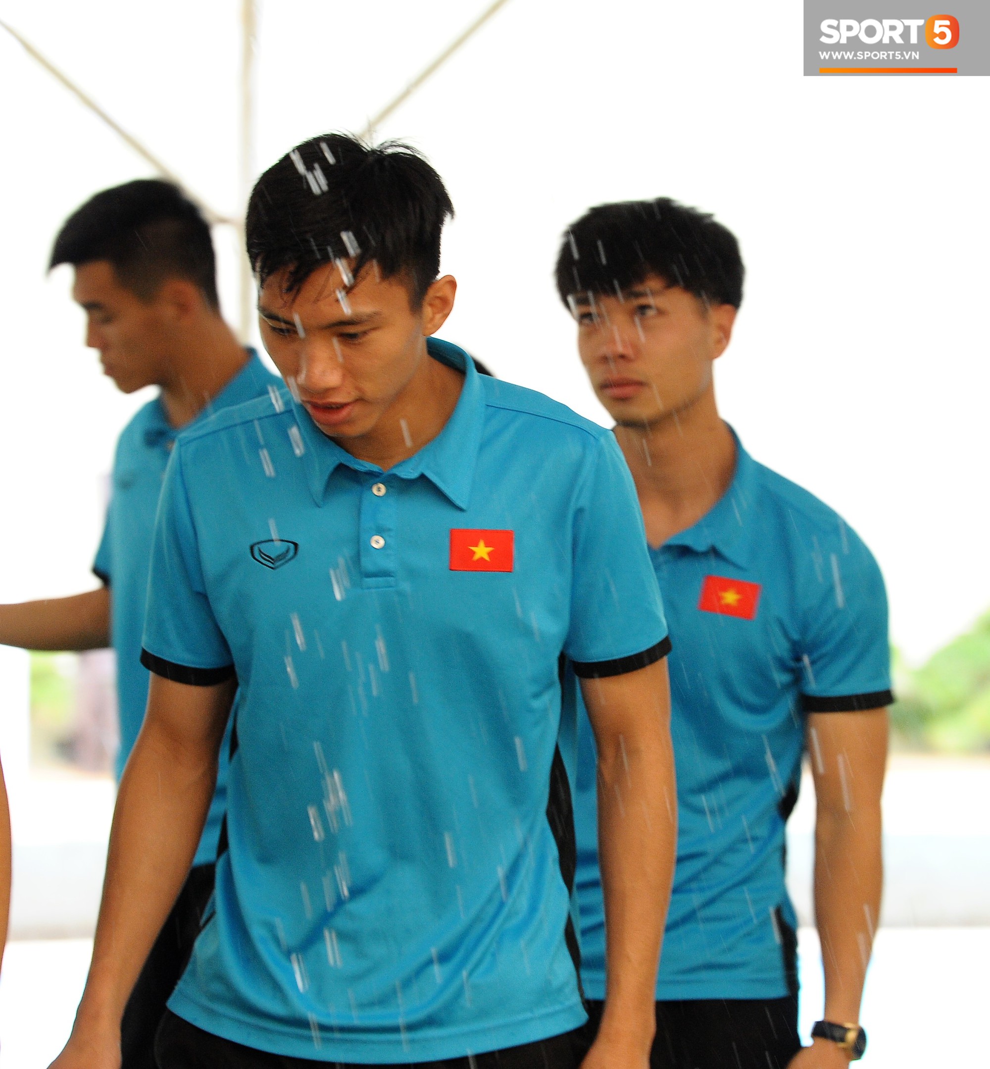 Xuân Trường bẻ tay Hải Quế khi đàn anh còn đang ngáp ngủ-9