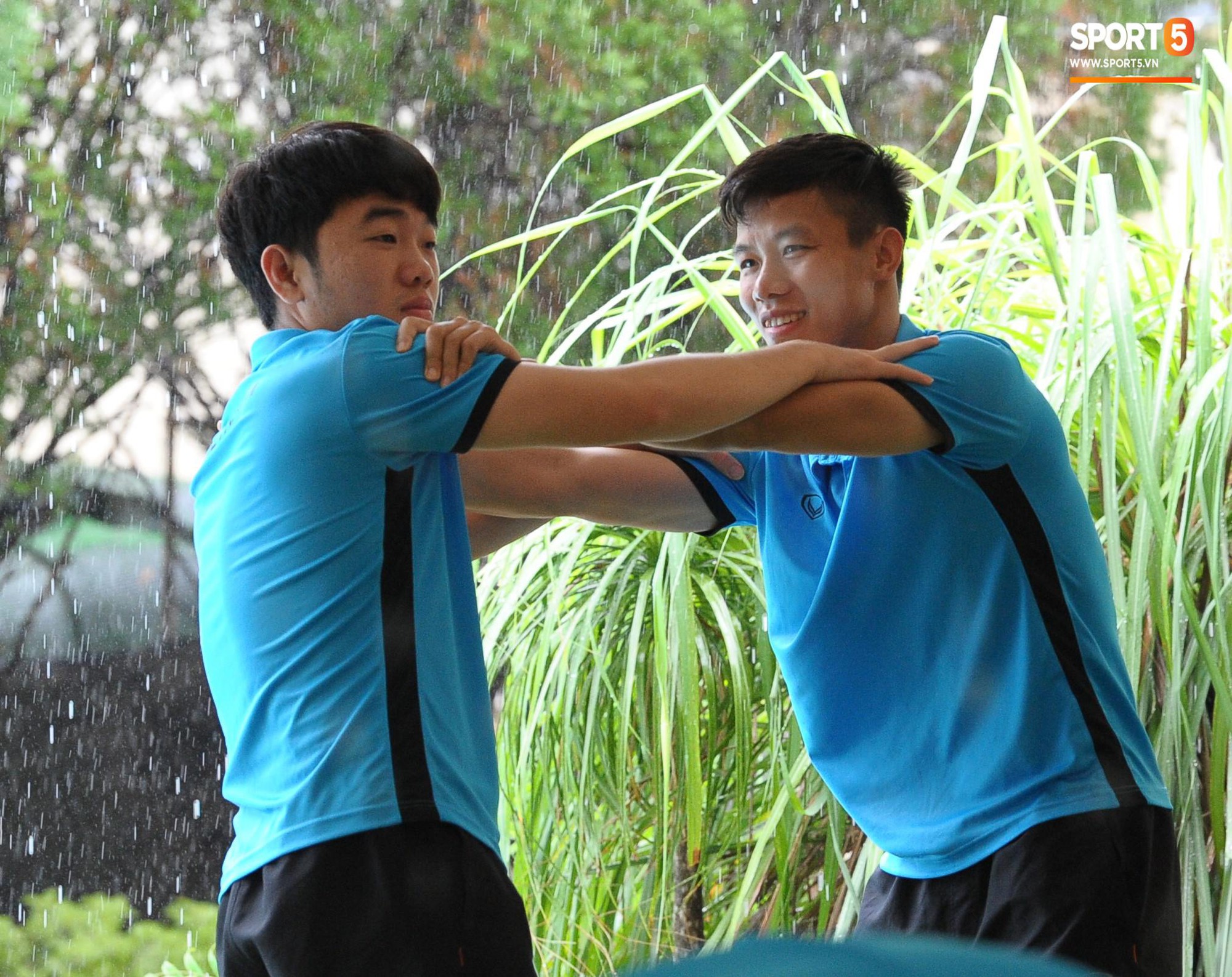 Xuân Trường bẻ tay Hải Quế khi đàn anh còn đang ngáp ngủ-4