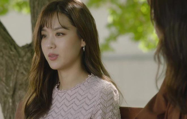 Cô bạn lỡ lời để lộ mối quan hệ với chồng mình, vợ không nói gì chỉ hành động khiến cả hai ê chề-1