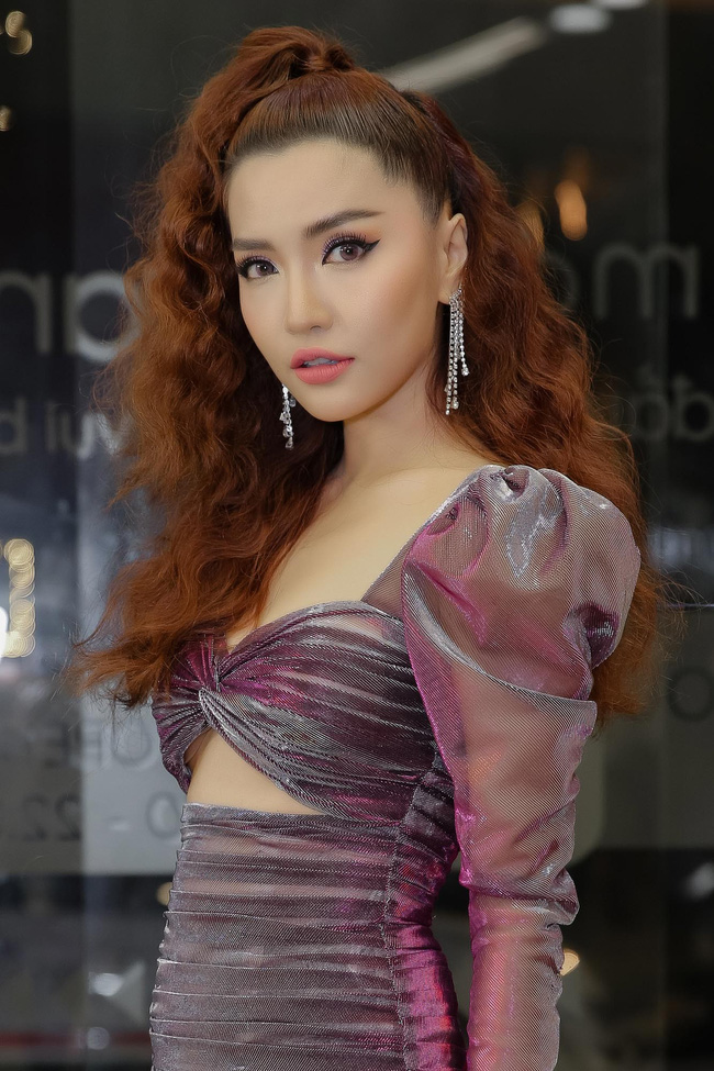 Bích Phương hóa quý cô tóc xù, tự tin khoe eo thon gợi cảm-4