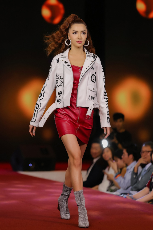 Bích Phương hóa quý cô tóc xù, tự tin khoe eo thon gợi cảm-6