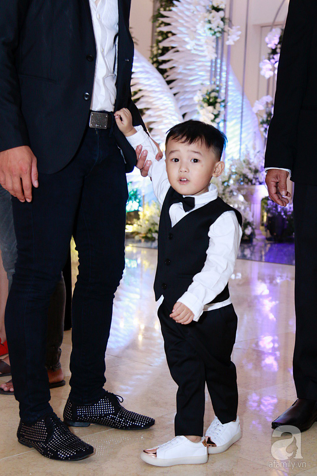 Con trai Ưng Hoàng Phúc - Kim Cương cực kỳ đáng yêu trong ngày cưới của bố mẹ-1