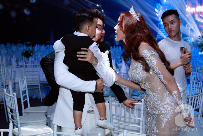 Con trai Ưng Hoàng Phúc - Kim Cương cực kỳ đáng yêu trong ngày cưới của bố mẹ-4