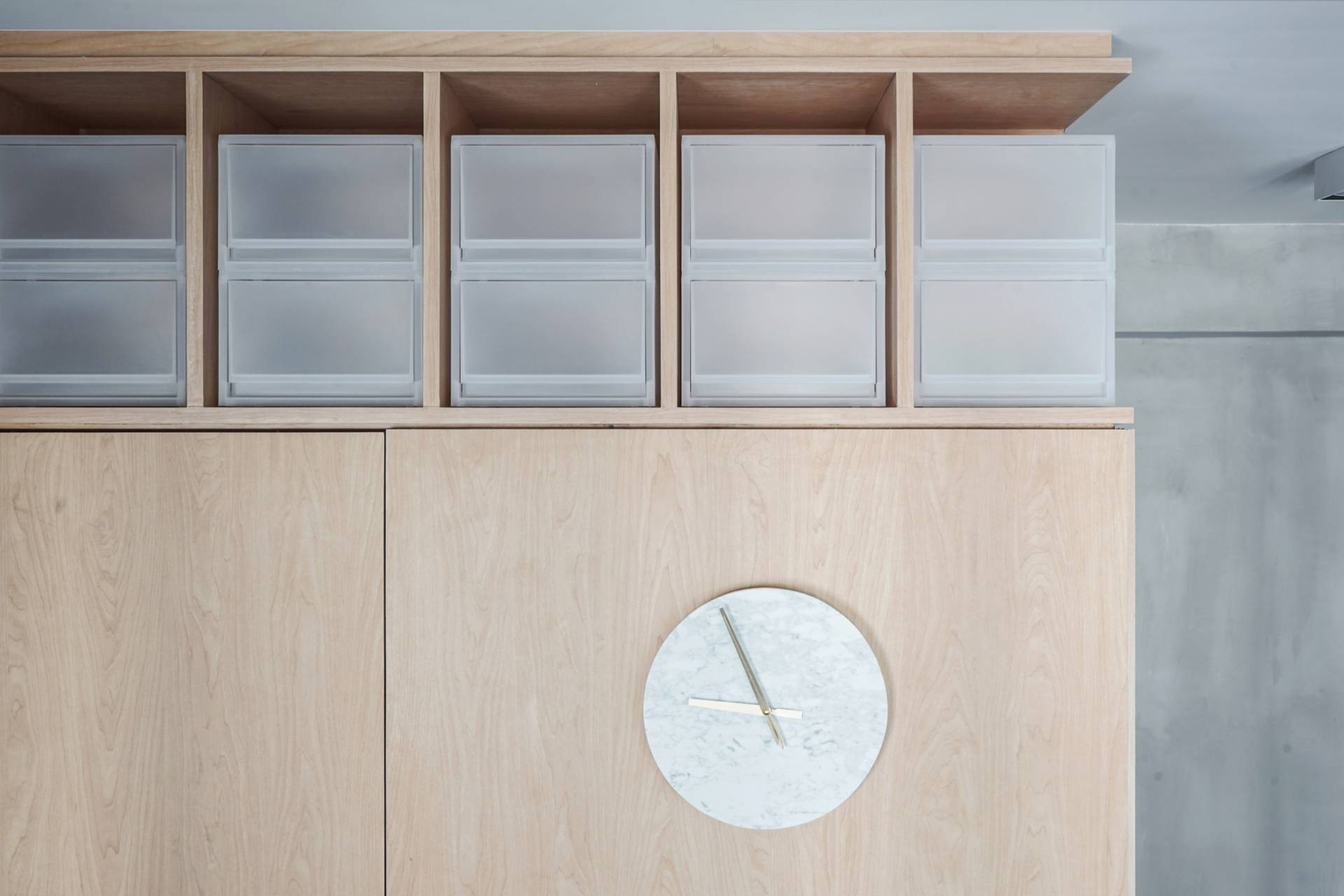 Ở nơi nhà đắt nhất thế giới, căn hộ nhỏ của cặp vợ chồng trẻ trở nên rộng gấp đôi nhờ giải pháp này-14