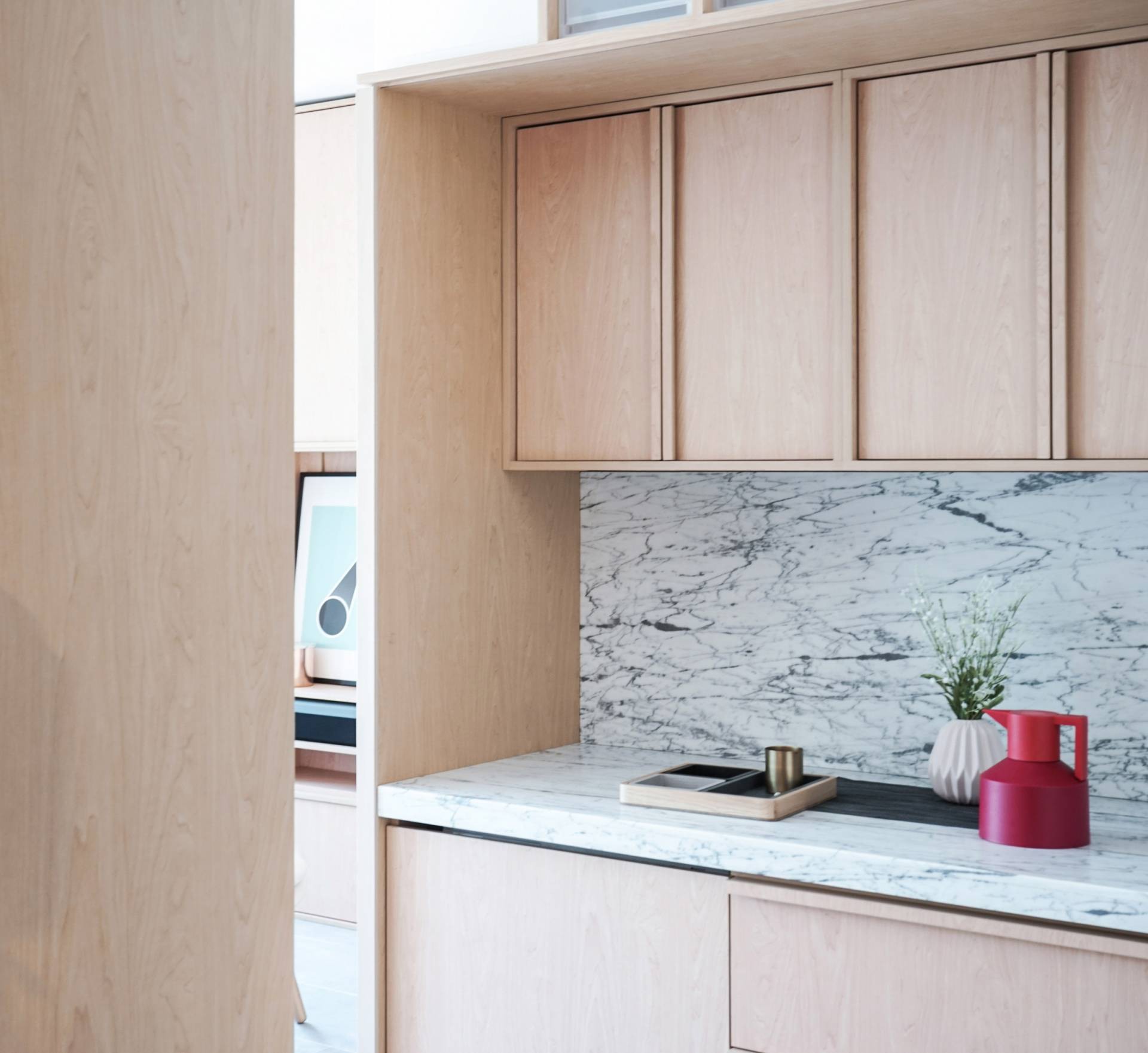 Ở nơi nhà đắt nhất thế giới, căn hộ nhỏ của cặp vợ chồng trẻ trở nên rộng gấp đôi nhờ giải pháp này-6