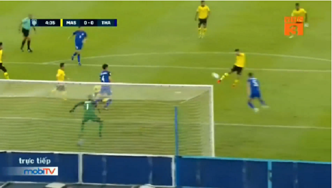 Sút bóng lên trời, thần đồng bóng đá Malaysia bị cổ động viên nhà sỉ nhục, đòi đuổi khỏi đội hình đá AFF Cup-1