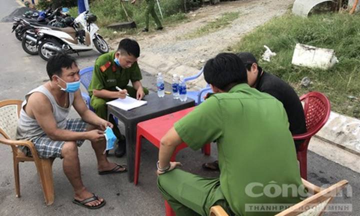 Người đàn ông chết khô lủng lẳng trên chiếc máy dập sắt ở Sài Gòn-2