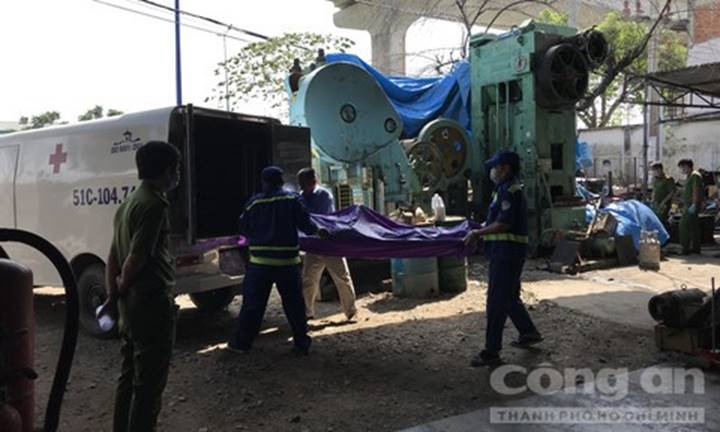 Người đàn ông chết khô lủng lẳng trên chiếc máy dập sắt ở Sài Gòn-3