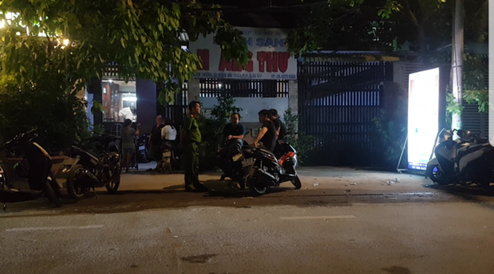 Giây phút nhóm thanh niên cầm súng khống chế cả gia đình cướp hơn 2 tỷ ở Sài Gòn-3