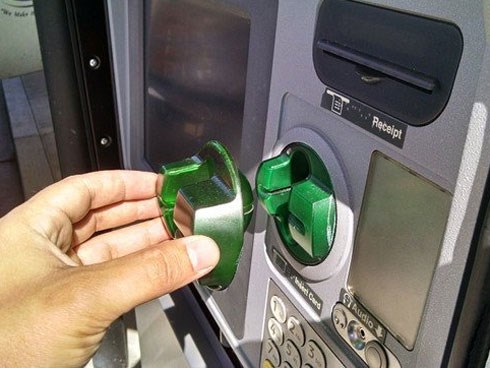 Vì sao thẻ nằm trong ví, tài khoản vẫn bốc hơi vài chục triệu