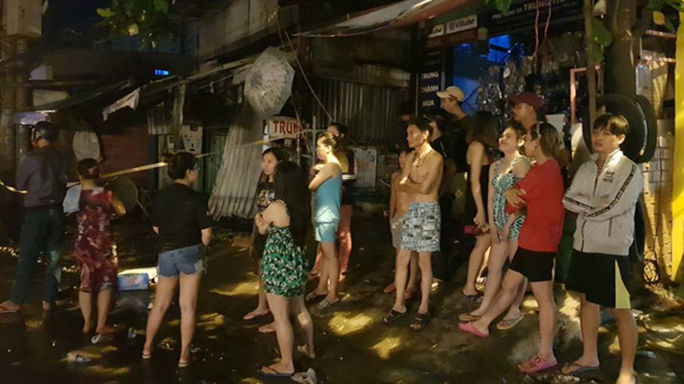 Cháy lớn khu nhà trọ công nhân ở Sài Gòn, thiếu nữ 18 tuổi chết cháy, hàng chục người được giải cứu-2