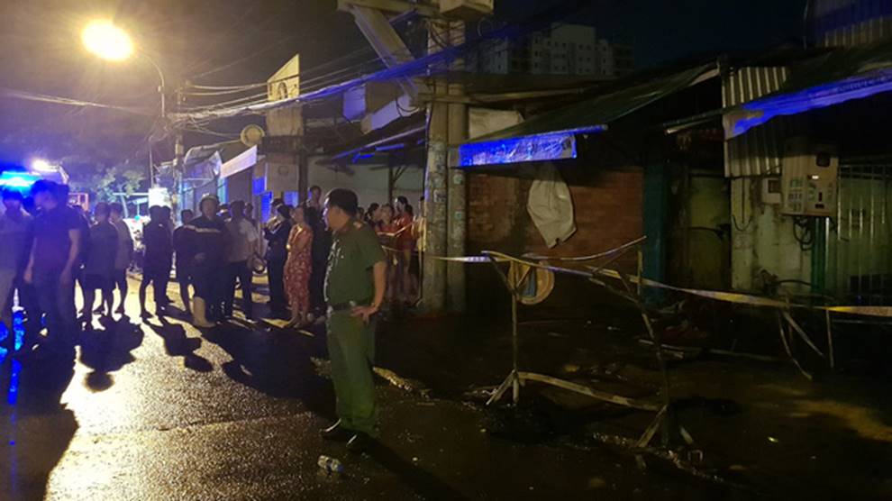 Cháy lớn khu nhà trọ công nhân ở Sài Gòn, thiếu nữ 18 tuổi chết cháy, hàng chục người được giải cứu-3