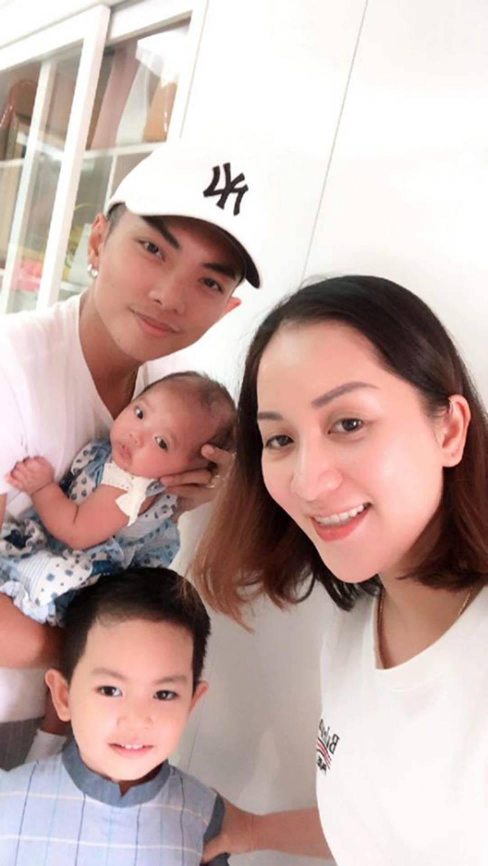 Cô giáo sexy làm vợ học trò kém 12 tuổi, chồng cưng chiều dắt đi mua xe hơi-5