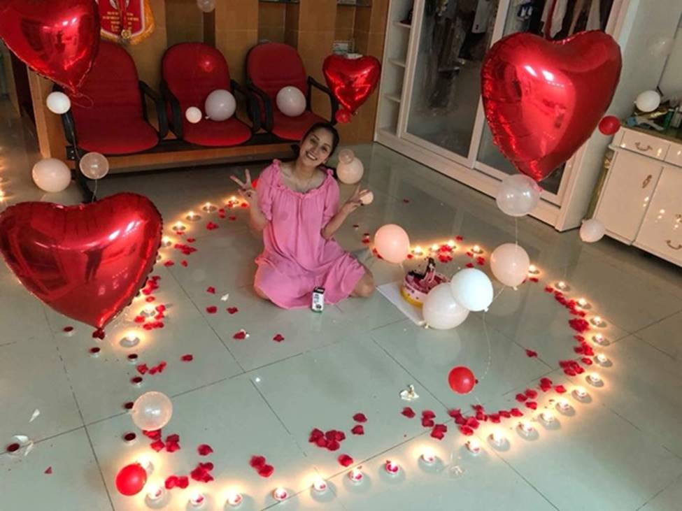 Cô giáo sexy làm vợ học trò kém 12 tuổi, chồng cưng chiều dắt đi mua xe hơi-13