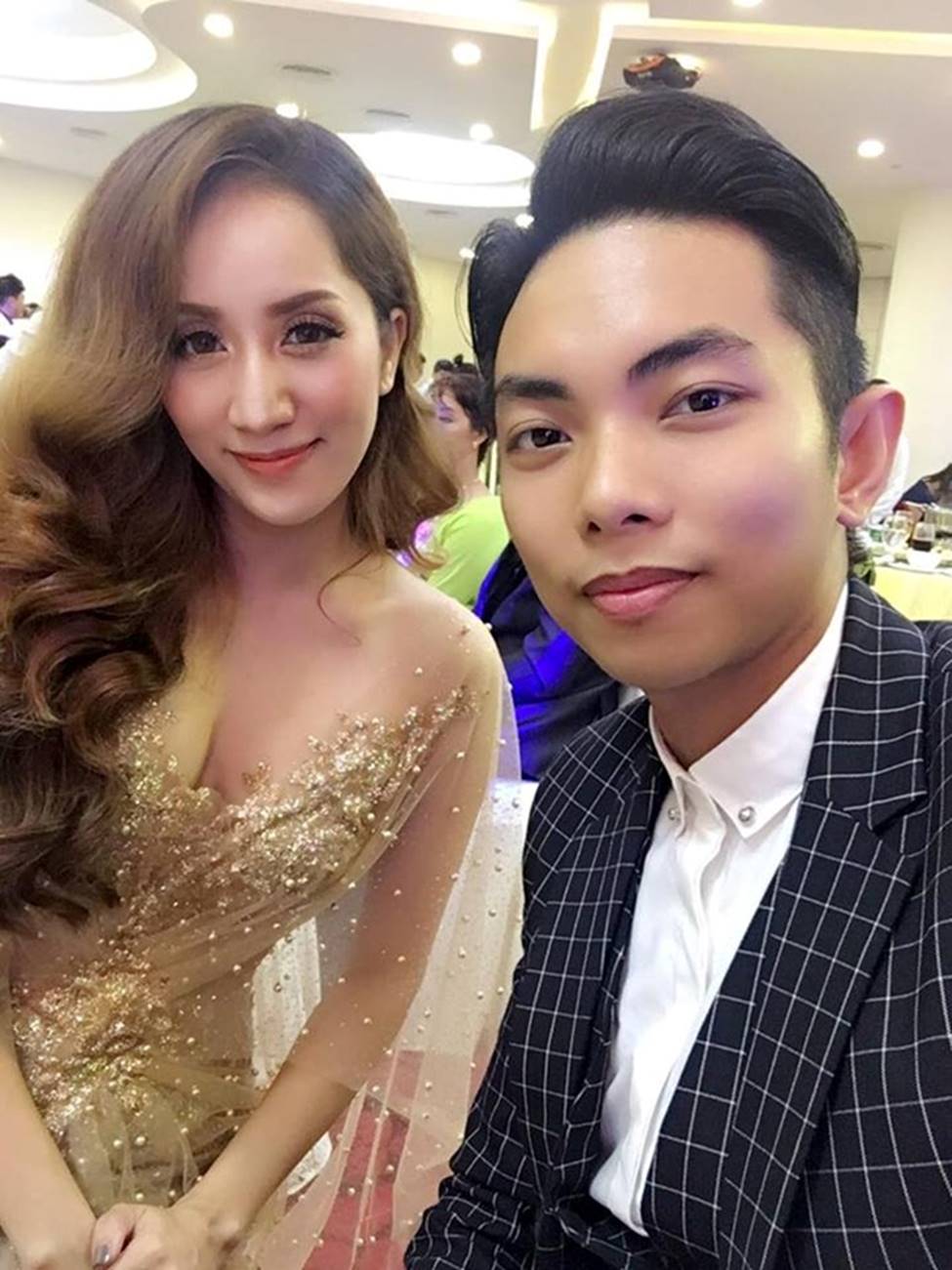 Cô giáo sexy làm vợ học trò kém 12 tuổi, chồng cưng chiều dắt đi mua xe hơi-14