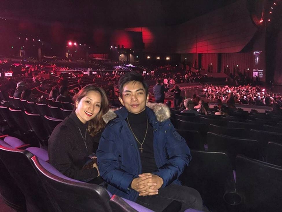 Cô giáo sexy làm vợ học trò kém 12 tuổi, chồng cưng chiều dắt đi mua xe hơi-15