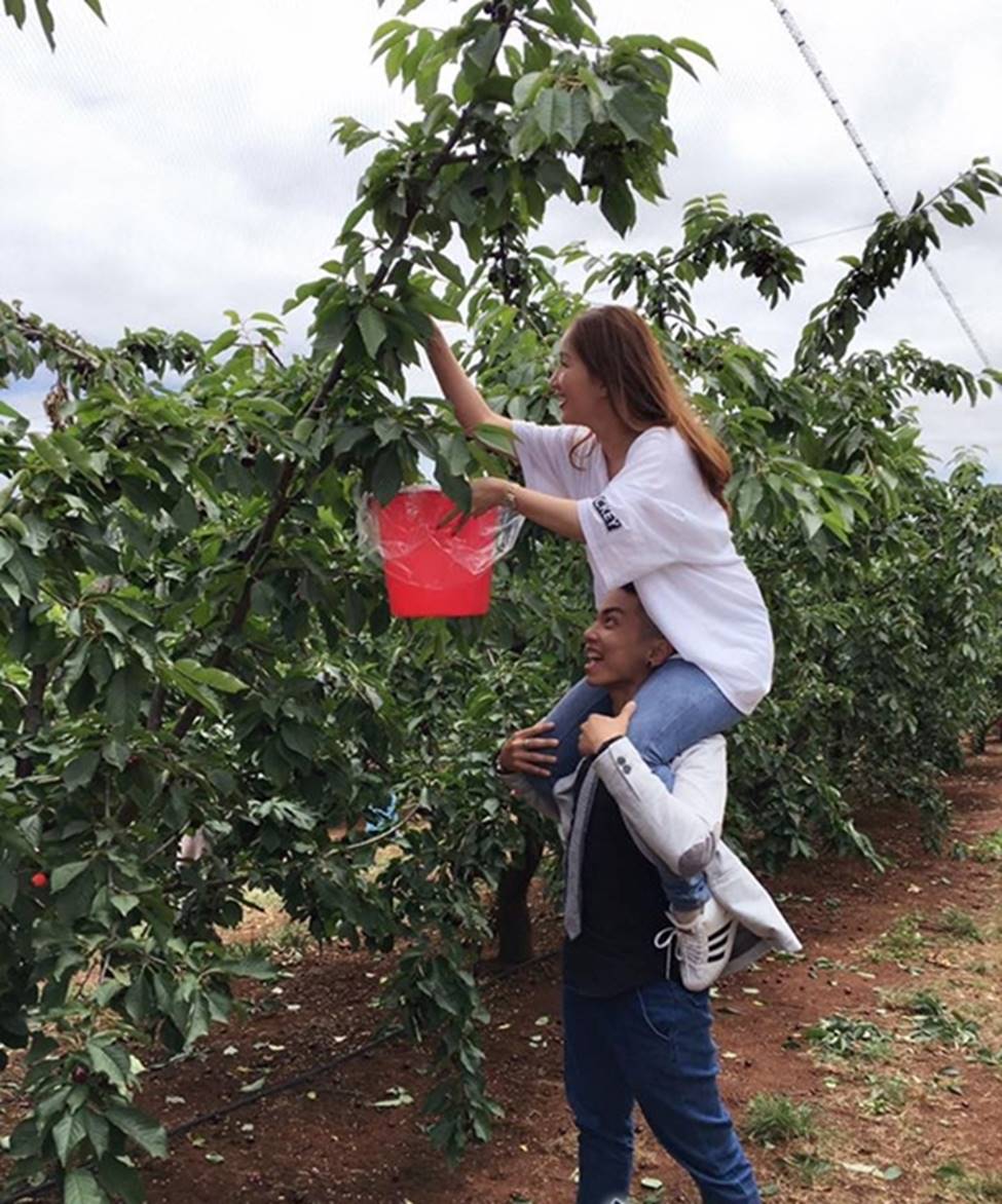 Cô giáo sexy làm vợ học trò kém 12 tuổi, chồng cưng chiều dắt đi mua xe hơi-16