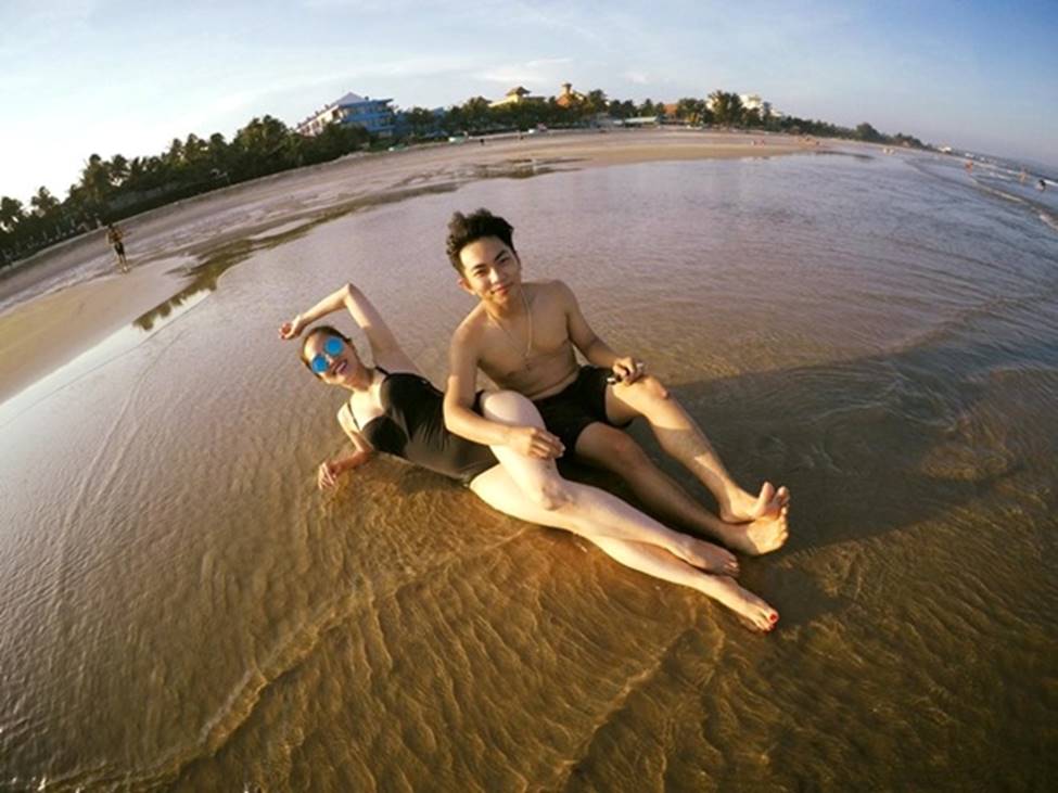 Cô giáo sexy làm vợ học trò kém 12 tuổi, chồng cưng chiều dắt đi mua xe hơi-18