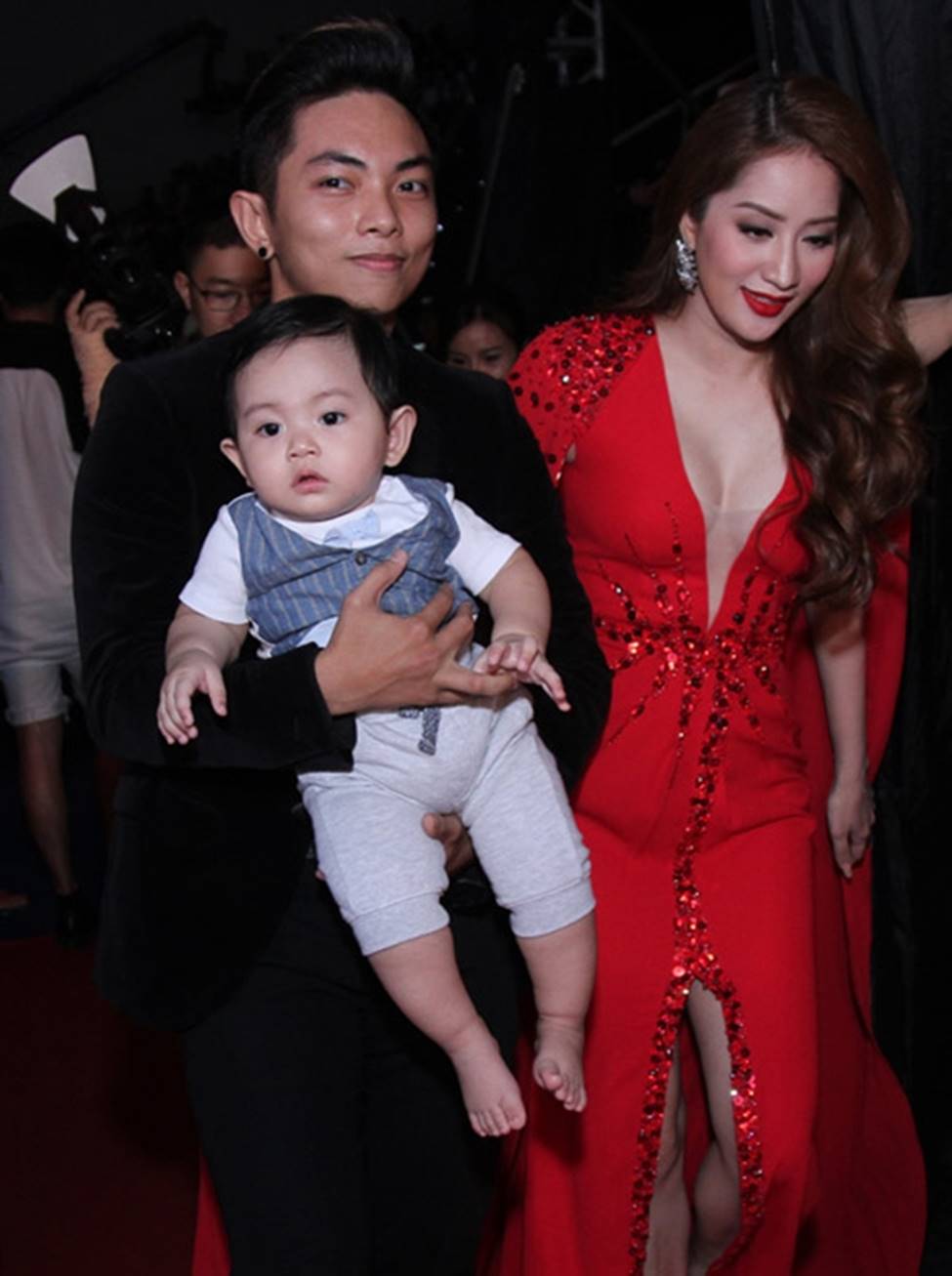 Cô giáo sexy làm vợ học trò kém 12 tuổi, chồng cưng chiều dắt đi mua xe hơi-20