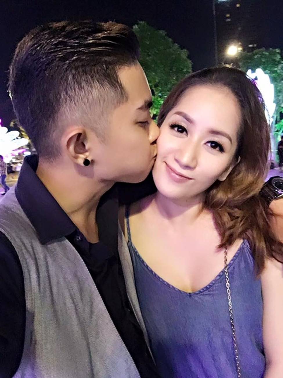 Cô giáo sexy làm vợ học trò kém 12 tuổi, chồng cưng chiều dắt đi mua xe hơi-10