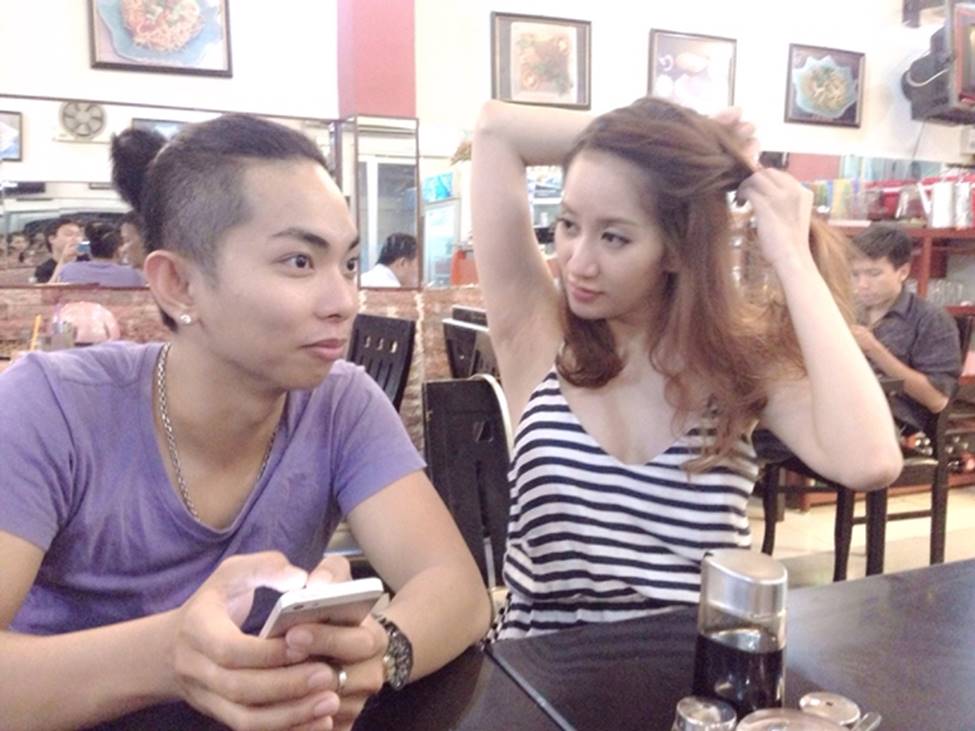 Cô giáo sexy làm vợ học trò kém 12 tuổi, chồng cưng chiều dắt đi mua xe hơi-22