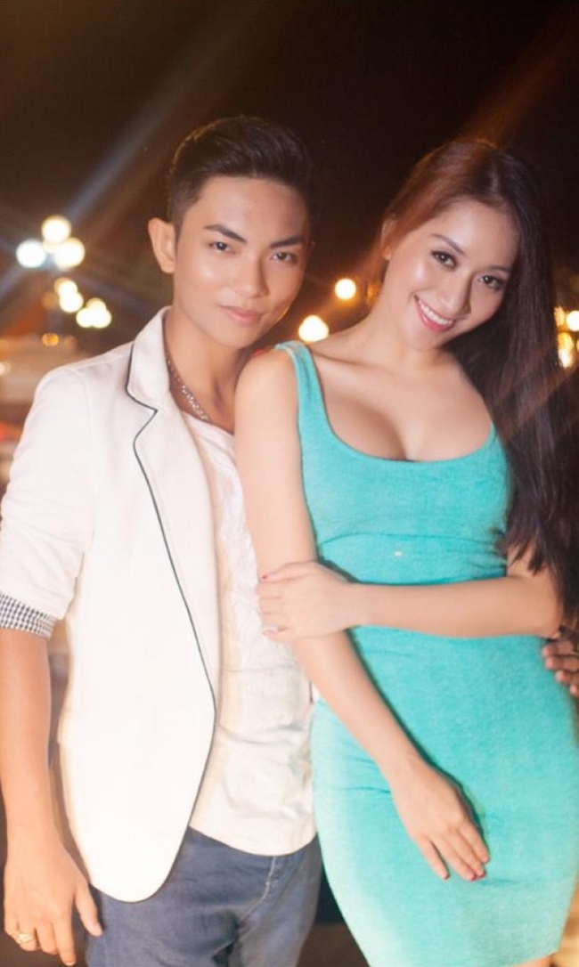 Cô giáo sexy làm vợ học trò kém 12 tuổi, chồng cưng chiều dắt đi mua xe hơi-1