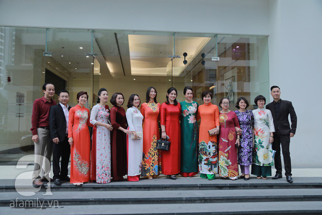 Hot: Chú rể đại gia 40 tuổi cúi gằm mặt khi đến đón Á hậu Thanh Tú về dinh trong lễ cưới sáng nay-3