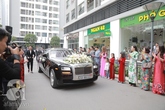 Hot: Chú rể đại gia 40 tuổi cúi gằm mặt khi đến đón Á hậu Thanh Tú về dinh trong lễ cưới sáng nay-5