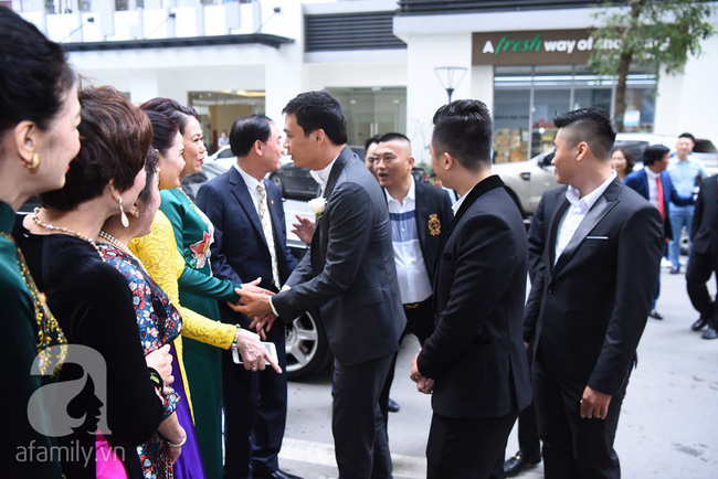 Hot: Chú rể đại gia 40 tuổi cúi gằm mặt khi đến đón Á hậu Thanh Tú về dinh trong lễ cưới sáng nay-10