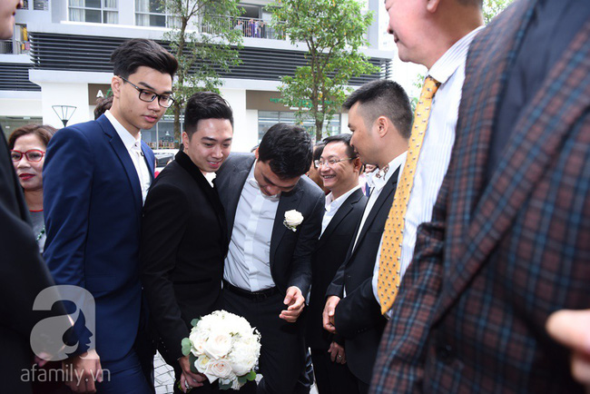 Hot: Chú rể đại gia 40 tuổi cúi gằm mặt khi đến đón Á hậu Thanh Tú về dinh trong lễ cưới sáng nay-13