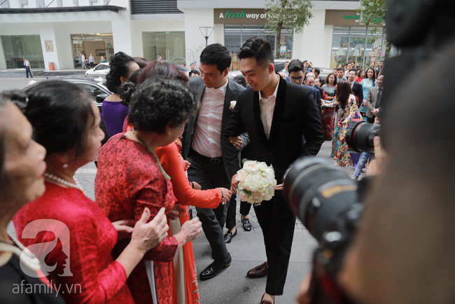 Hot: Chú rể đại gia 40 tuổi cúi gằm mặt khi đến đón Á hậu Thanh Tú về dinh trong lễ cưới sáng nay-14