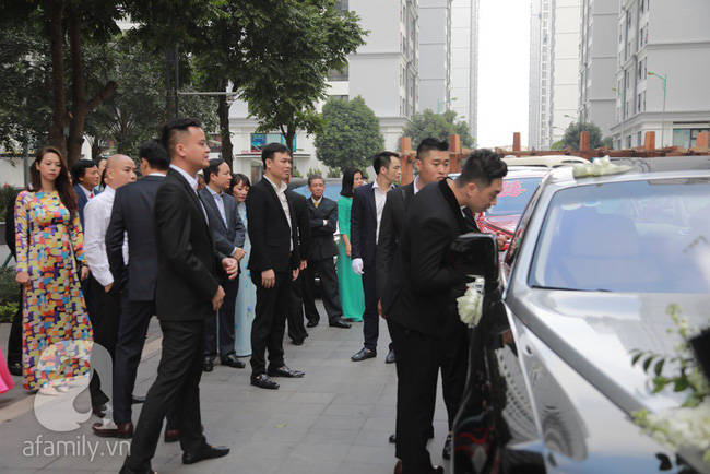 Hot: Chú rể đại gia 40 tuổi cúi gằm mặt khi đến đón Á hậu Thanh Tú về dinh trong lễ cưới sáng nay-6