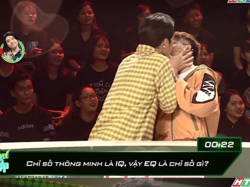Hari Won thích thú khi Dương Thanh Vàng 'hôn' Huỳnh Lập trên truyền hình