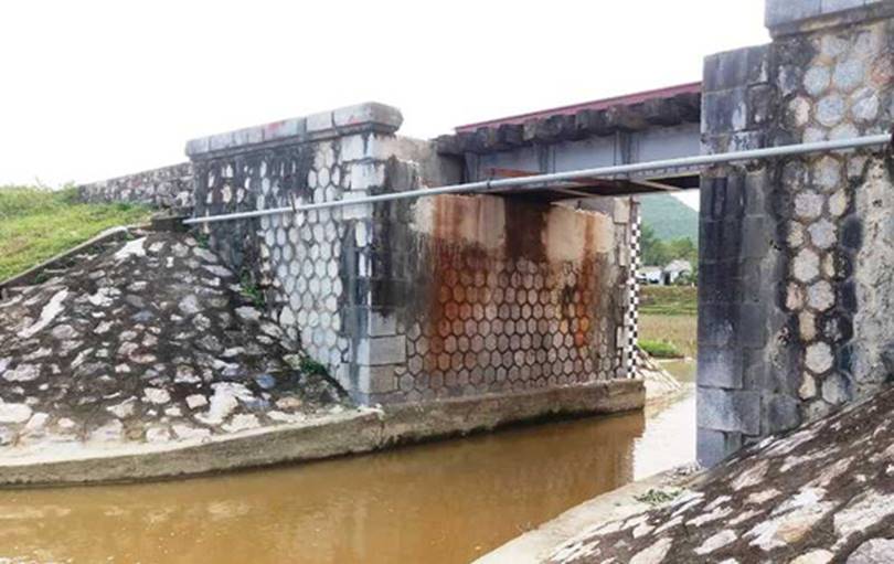 Ghen tuông, chồng chém chết vợ rồi buộc mình nhảy xuống cống tự tử-2