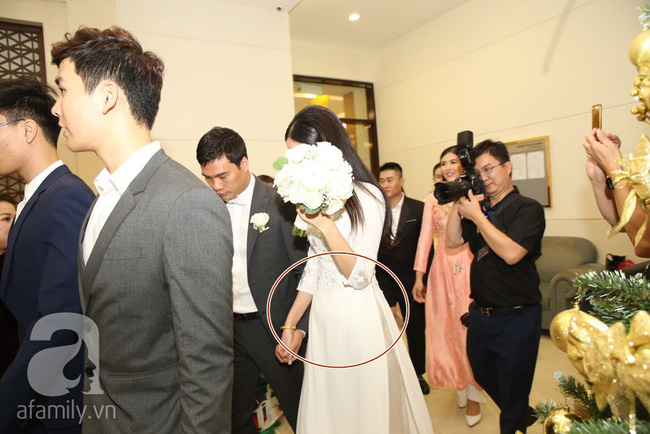 Lấy hoa che mặt nhưng chỗ cần che Thanh Tú lại để lộ-1