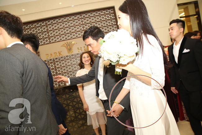 Lấy hoa che mặt nhưng chỗ cần che Thanh Tú lại để lộ-2