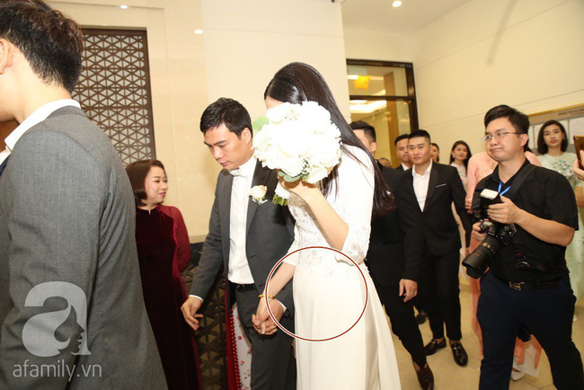 Lấy hoa che mặt nhưng chỗ cần che Thanh Tú lại để lộ-3