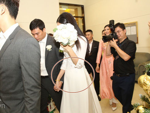 Bất ngờ: Nghi lễ đám cưới diễn ra nhanh gọn, Á hậu Thanh Tú nhường sân khấu cho bóng đá-18