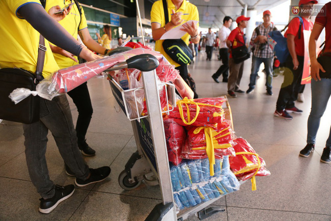 Dàn hotgirl cùng hàng trăm CĐV Việt nhuộm đỏ” sân bay trước khi sang Philippines tiếp lửa” thầy trò HLV Park Hang Seo-1
