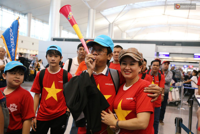 Dàn hotgirl cùng hàng trăm CĐV Việt nhuộm đỏ” sân bay trước khi sang Philippines tiếp lửa” thầy trò HLV Park Hang Seo-11