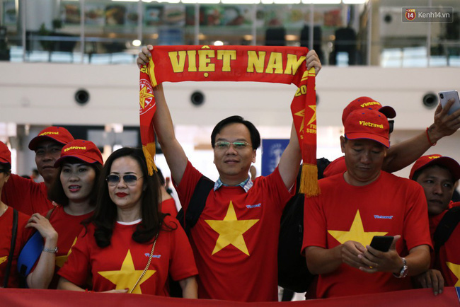 Dàn hotgirl cùng hàng trăm CĐV Việt nhuộm đỏ” sân bay trước khi sang Philippines tiếp lửa” thầy trò HLV Park Hang Seo-12
