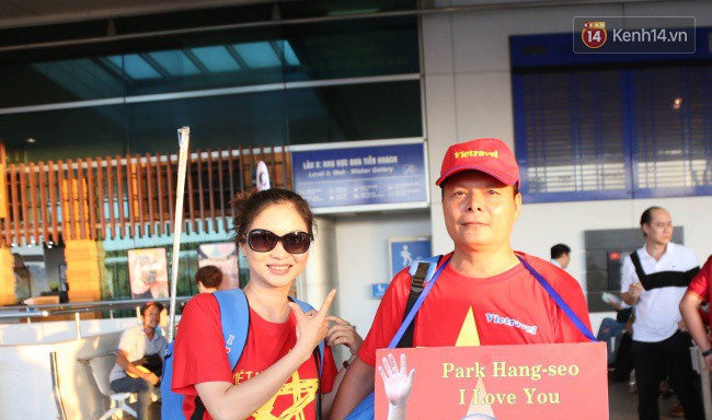 Dàn hotgirl cùng hàng trăm CĐV Việt nhuộm đỏ” sân bay trước khi sang Philippines tiếp lửa” thầy trò HLV Park Hang Seo-13