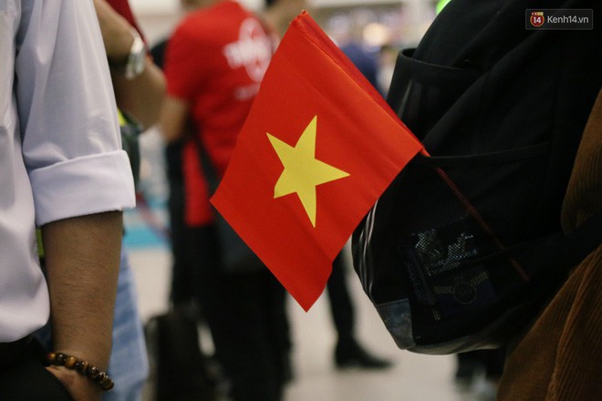 Dàn hotgirl cùng hàng trăm CĐV Việt nhuộm đỏ” sân bay trước khi sang Philippines tiếp lửa” thầy trò HLV Park Hang Seo-15