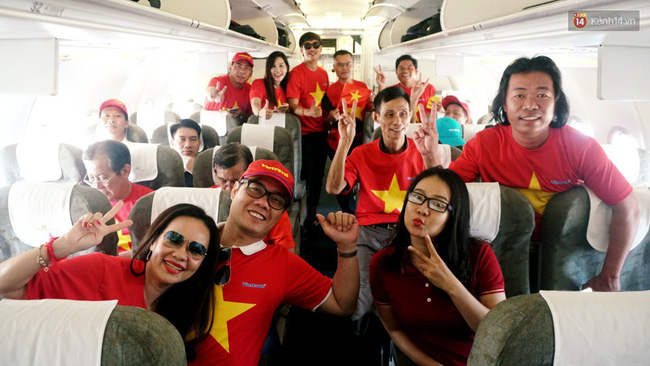 Dàn hotgirl cùng hàng trăm CĐV Việt nhuộm đỏ” sân bay trước khi sang Philippines tiếp lửa” thầy trò HLV Park Hang Seo-17