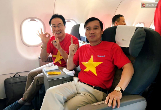 Dàn hotgirl cùng hàng trăm CĐV Việt nhuộm đỏ” sân bay trước khi sang Philippines tiếp lửa” thầy trò HLV Park Hang Seo-18